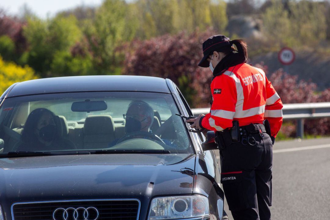 Una ertzaina lleva a cabo un control