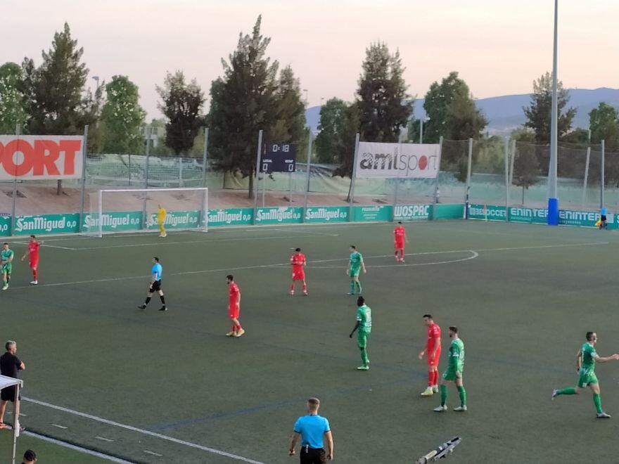 Instante del partido entre el Cornella y el Alcoyano