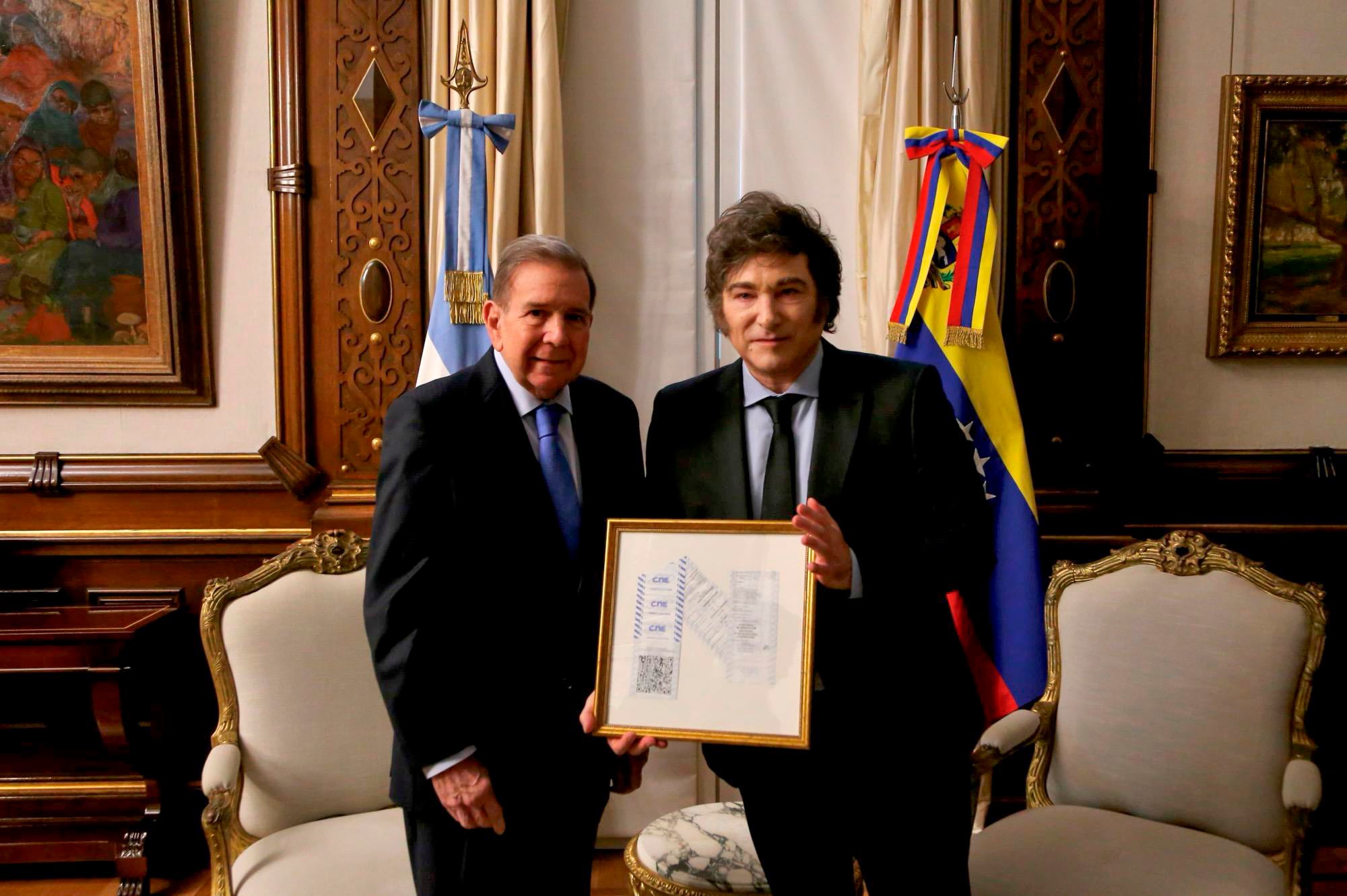 Fotografía cedida por la Presidencia de Argentina del presidente de Argentina, Javier Milei (d), junto al líder opositor venezolano Edmundo González Urrutia