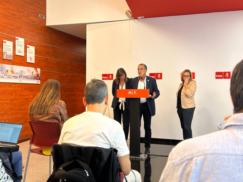 Juan Antonio Sánchez Quero, junto a Lola Ranera y Mayte Pérez, en la sede del PSOE