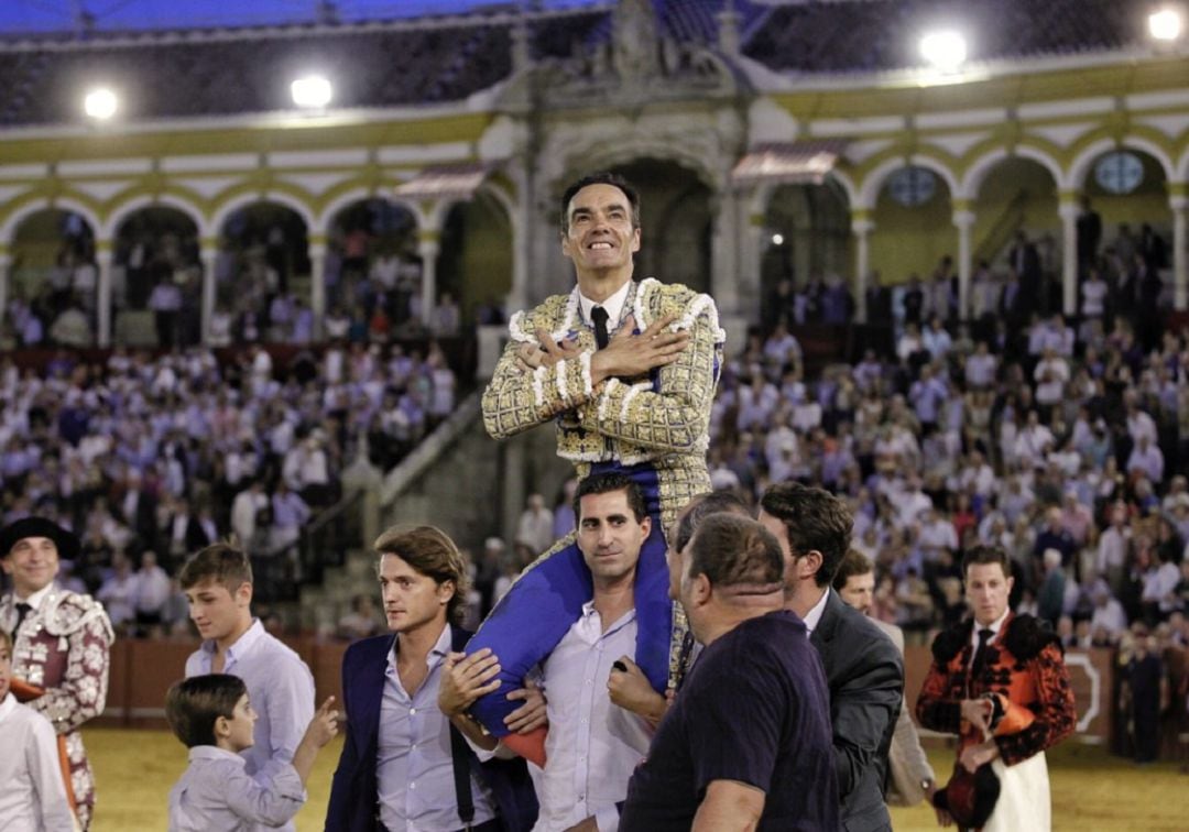 Manuel Jesús &#039;El Cid&#039; en la vuelta al ruedo a hombros con la que se despidió el sábado de la afición de Sevilla