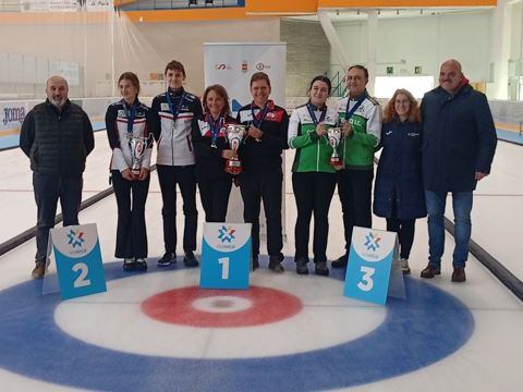 Podio del Campeonato de España de curling mixto celebrado en Jaca