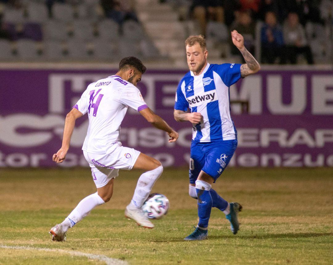 John Guidetti disputa la pelota con Javier Lobato, del Real Jaén, en la Copa del Rey