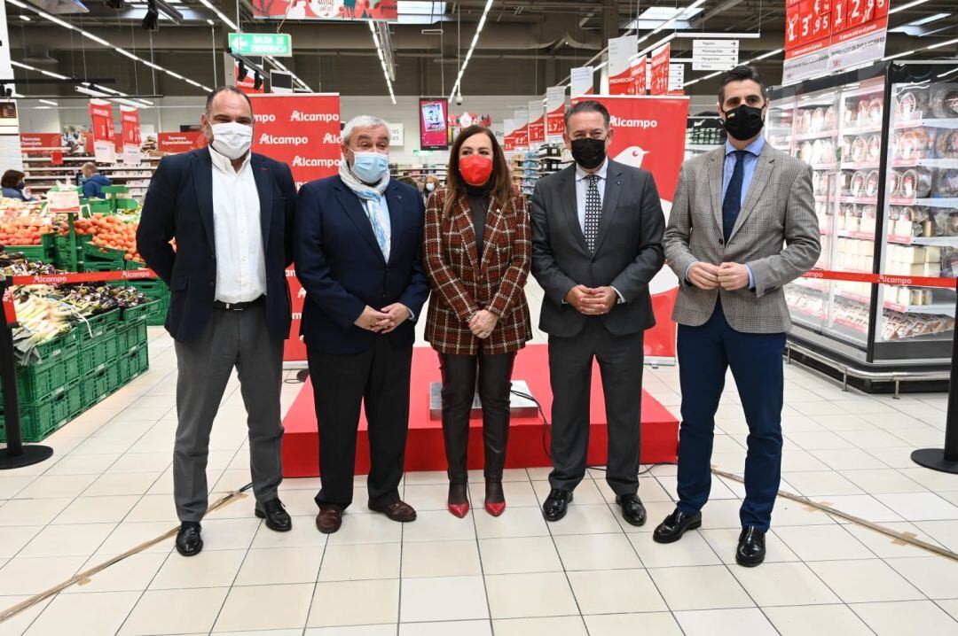 Representantes de Alcampo Linares, y autoridades políticas locales y provinciales, durante la inauguración del nuevo hipermercado.