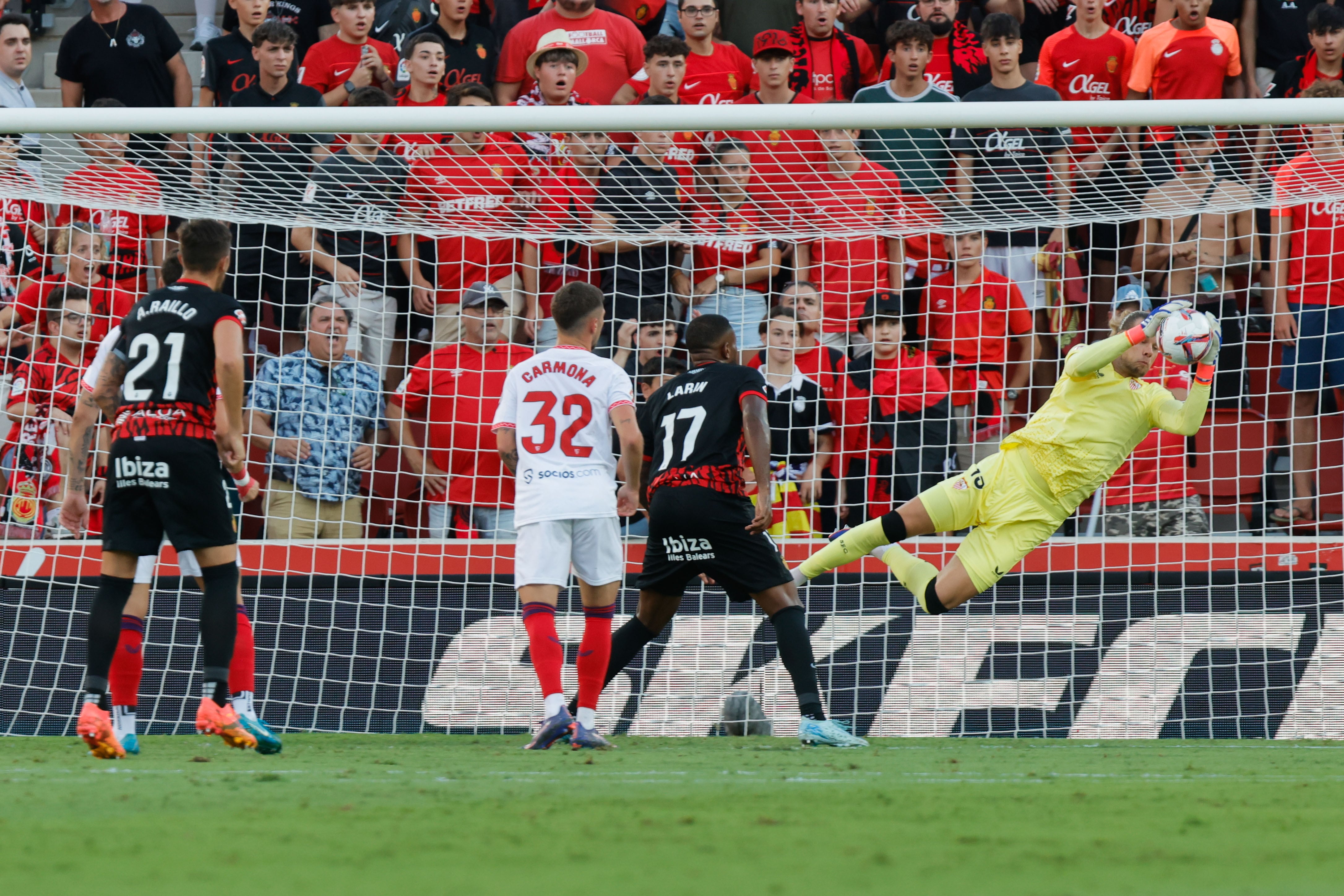 PALMA DE MALLORCA, 27/08/2024.- El guardameta noruego del Sevilla Ørjan Nyland detiene un balón durante el partido de LaLiga disputado entre el Mallorca y el Sevilla FC este martes en el estadio de Son Moix en Palma. EFE/CATI CLADERA
