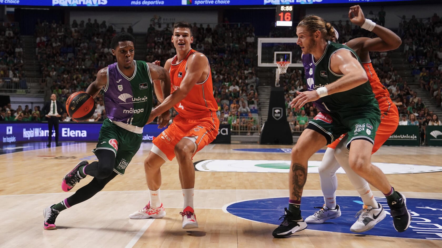 Tyson Carter intenta una penetración en el duelo ante el Valencia de la temporada pasada