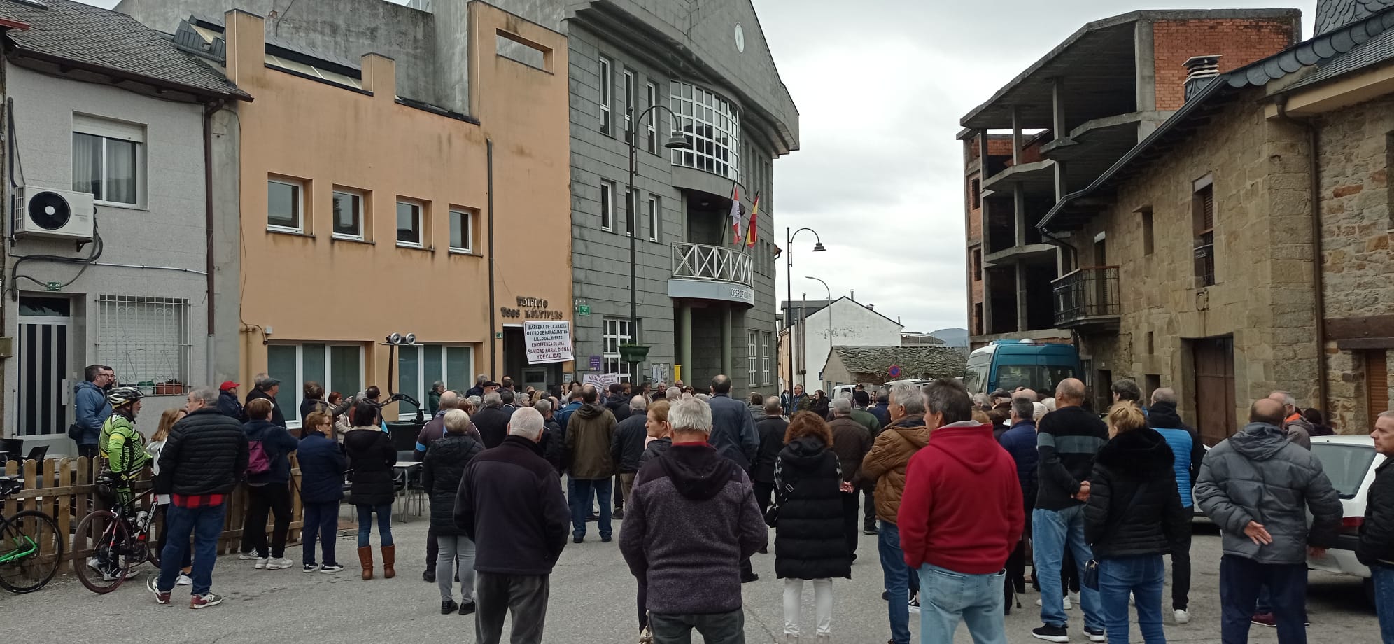 Concentración de los vecinos en protesta de la falta de médicos.