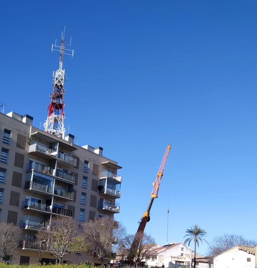 Antena en Beniferri (València) que los vecinos reclaman retirar.