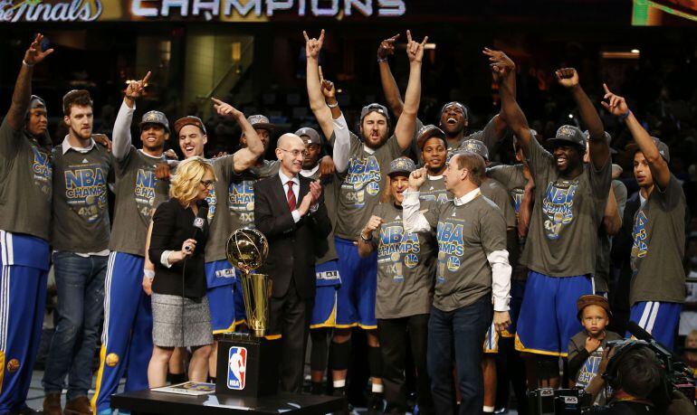 Los jugadores de los Warriors celebran su victoria en las finales de la NBA ante los Cavaliers