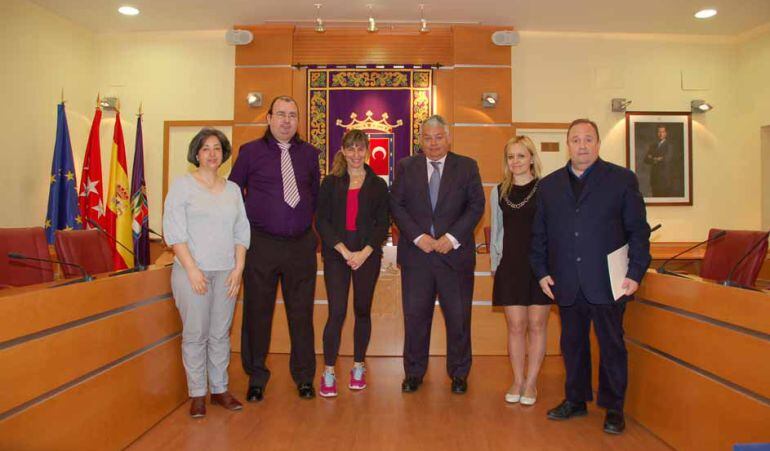El alcalde colmenareño (en el centro), junto a los representantes de la Asociación de Amigos del Pueblo Saharaui, la AMPA del colegio público  'Miguel Hernández', la Asociación 'San José' y ASPRODICO 