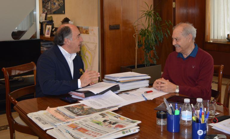 José Ignacio Landaluce y Jorge Ramos, en una reciente reunión celebrada en la sede de Zona Franca, en Cádiz.