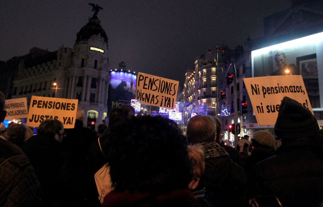 Miles de personas han salido hoy a las calles de Madrid en defensa de reivindicaciones como la mejora de las pensiones, el mantenimiento del sistema público y la pensión mínima de 1.080 euros al mes.