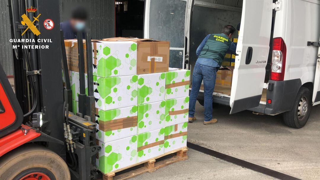 Detenidos dos empresarios por vender en web material sanitario tras detraerlo del mercado