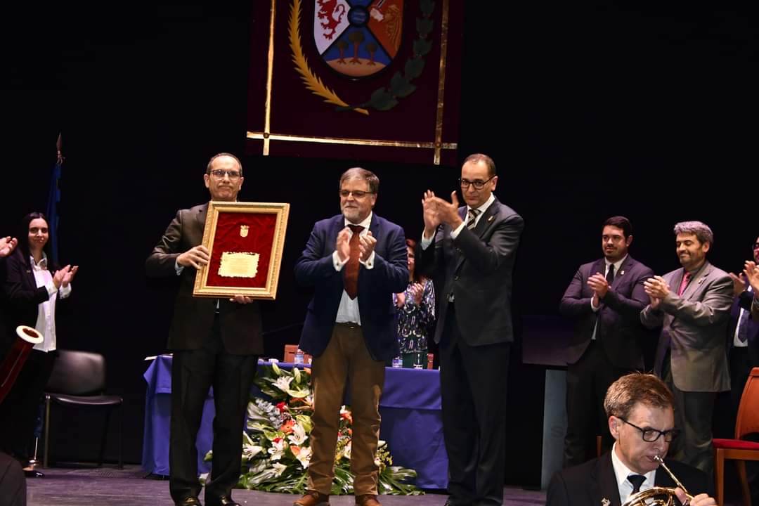 El Alcalde, con el Presidente de la Banda y su directo