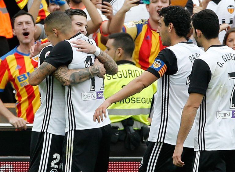 El del Valencia Santi Mina festeja su gol con sus compañeros