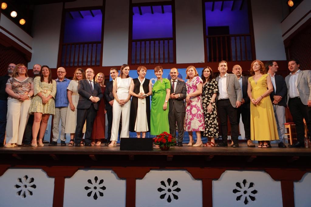 Foto de familia con las autoridades que se sumaron al reconocimiento a  Blanca Portillo en el Corral de Comedias