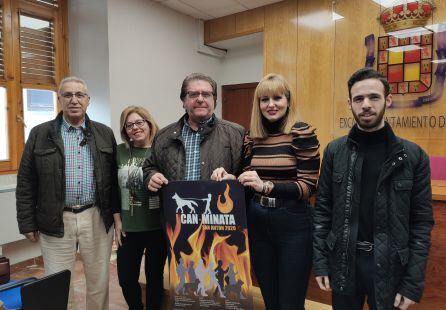 La concejala de Promoción Económica, María Cantos (segunda por la derecha), acompañada de responsables vecinales.