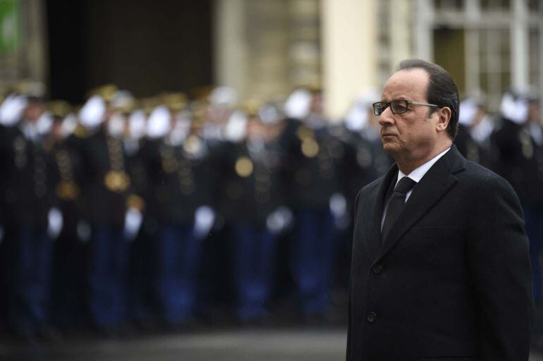 El presidente francés durante los actos homenaje a los policías fallecidos durante el ataque al semanario Charlie Hebdo