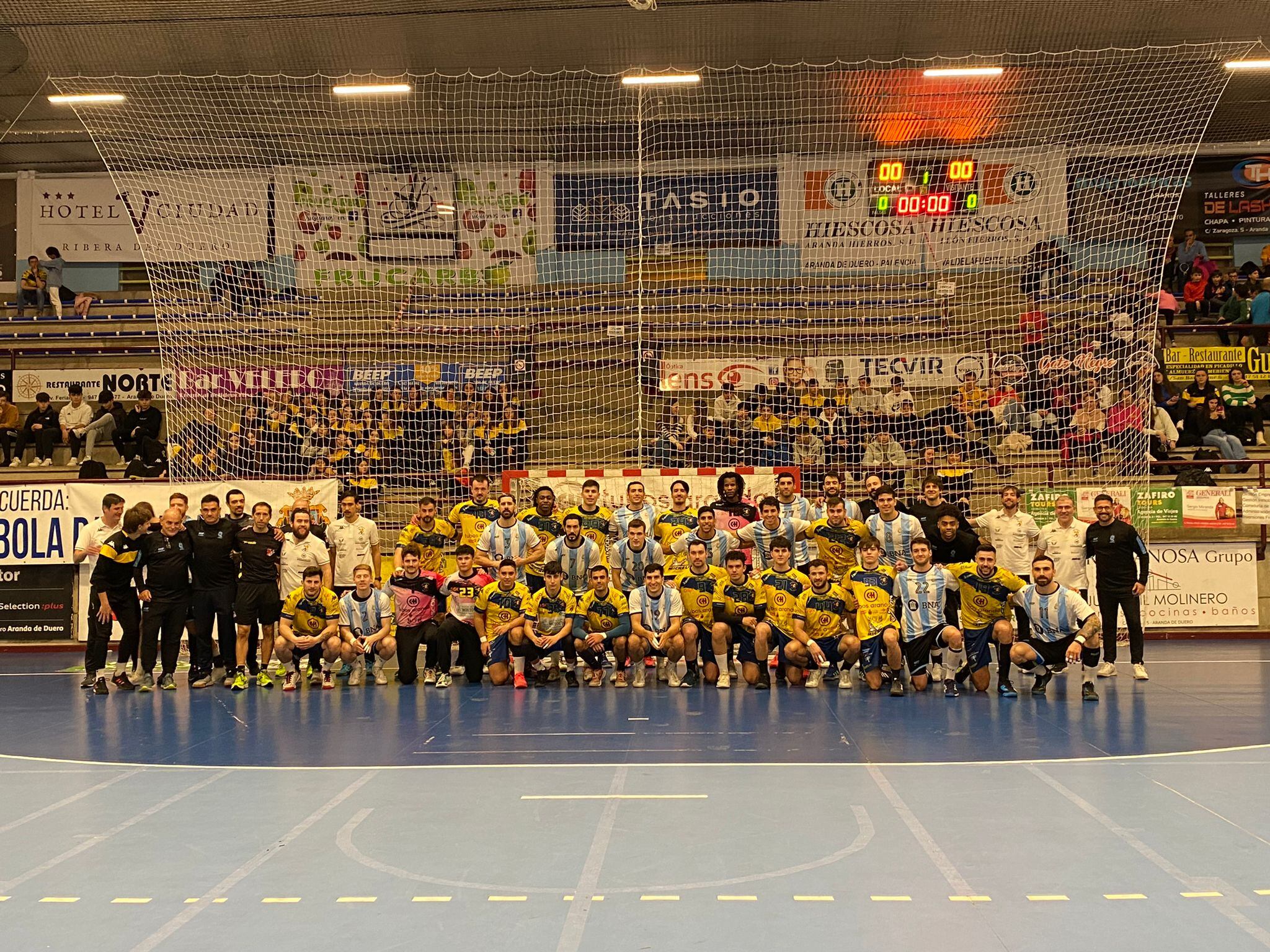 Foto para la historia del Villa de Aranda junto a la selección argentina