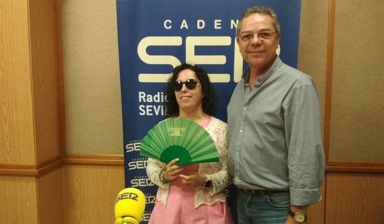 Isabel Viruet, presidenta del Consejo Territorial de la ONCE en Andalucía, Ceuta y Melilla, posa en el estudio de Radio Sevilla junto a Salomón Hachuel, director y presentador de la edición local de Hoy por Hoy