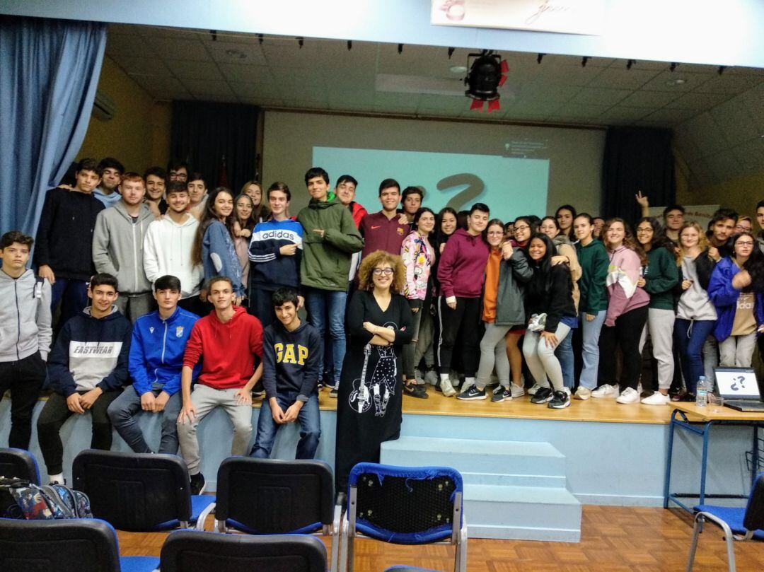 Pepa Pacheco junto a un grupo de alumnos