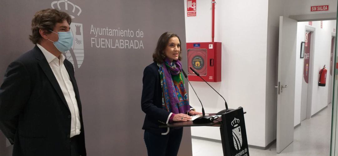 La ministra de Industria, Comercio y Turismo, Reyes Maroto, durante el acto celebrado en Fuenlabrada, junto con el alcalde de la ciudad, Javier Ayala.