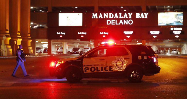 Un vehículo policial permanece a la entrada del hotel Mandalay Bay, cerca del lugar donde se produjo el tiroteo indiscriminado