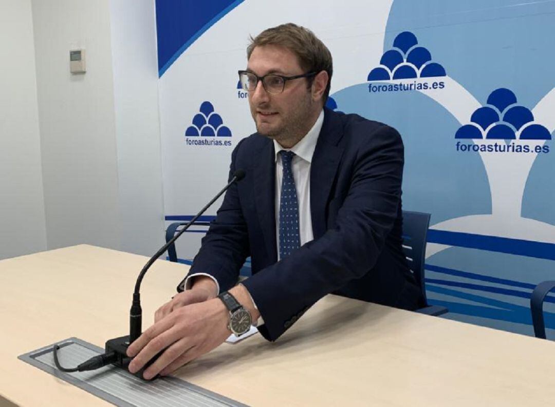 El secretario general, Adrián Pumares, durante una rueda de prensa.