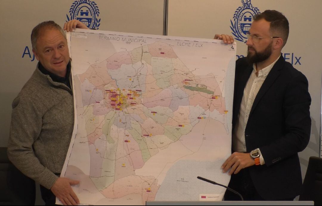 Carlos Sánchez y el edil de Cs, Juan Antonio Sempere, msotrando el plano de desfibriladores en Elche