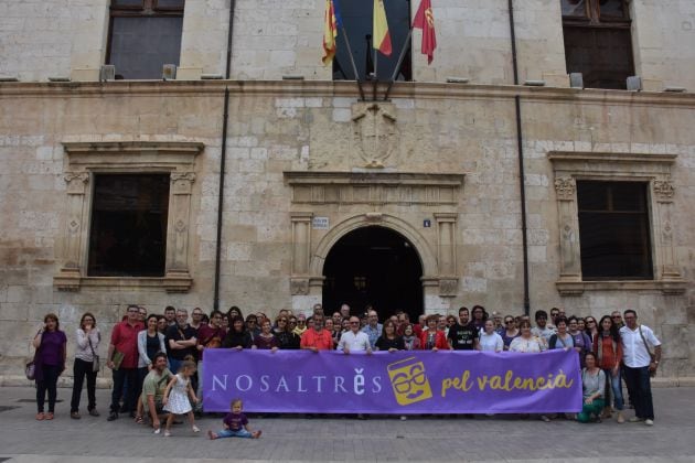 un centenar de representantes de las coordinadoras comarcales y entidades locales federadas a Escola Valenciana han acudido a la cita en el Ayuntamiento de Alzira