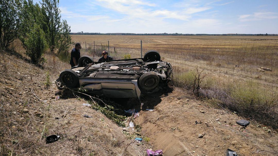 Vehículo que volcaba en la provincia de Palencia