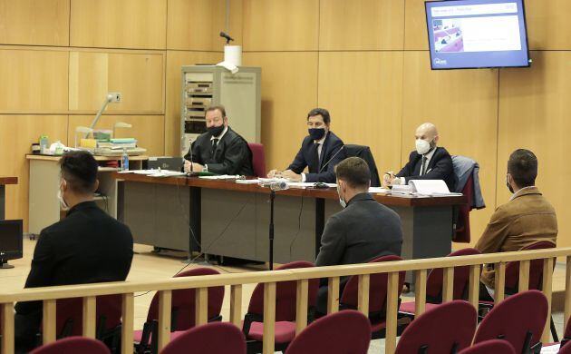 El futbolista del Eibar Sergi Enrich (c) y los ex jugadores del equipo guipuzcoano Antonio Luna (d) y Eddy Silvestre (i), durante el juicio que se celebra en los Juzgados de San Sebastián