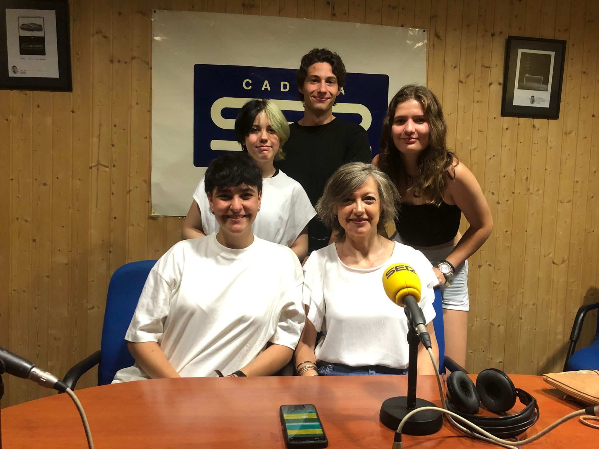 Los alumnos Lucía, Beatriz, Álex, Ainhoa y la jefa del departamento de artes del IES Bernardo de Balbuena, Pilar Herrero.