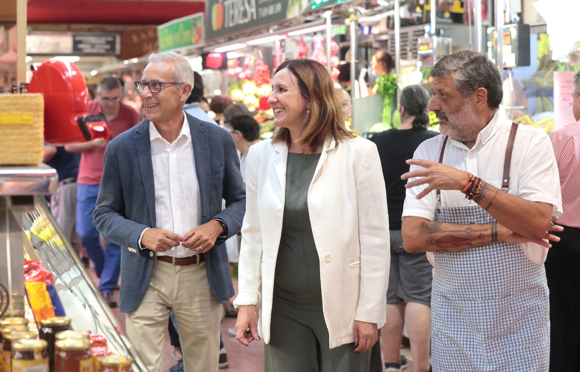 El concejal de Mercados, Santiago Ballester, junto con la alcaldesa de València, María José Catalá, durante una visita al Mercado del Cabanyal