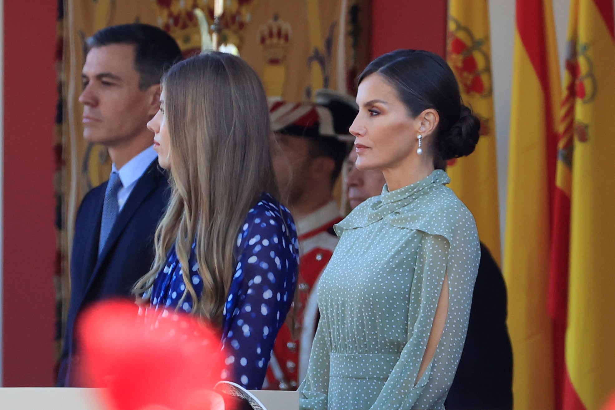 La reina Letizia, la infanta Sofía y el presidente del Gobierno, Pedro Sánchez, en la tribuna principal de autoridades antes del desfile del Día de la Fiesta Nacional, este miércoles, en Madrid, acompañado por la reina Letizia, la infanta Sofía y el presidente del Gobierno, Pedro Sánchez.