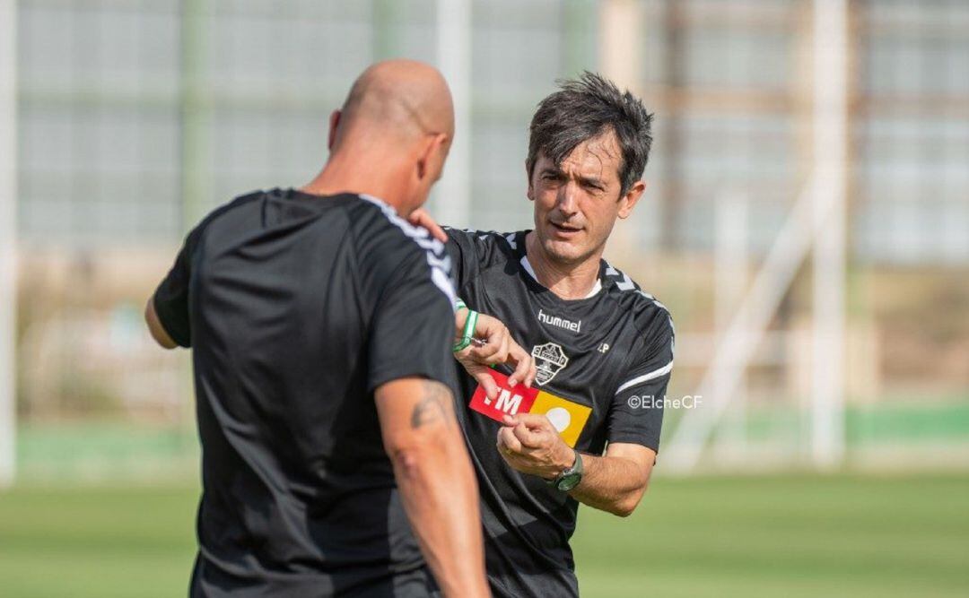 Pacheta en un entrenamiento con su ayudante Dani Mallo