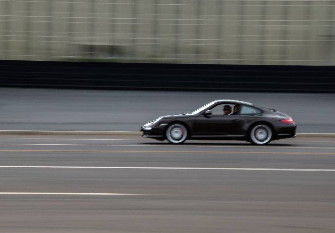 Un vehicle circulant per l'autopista