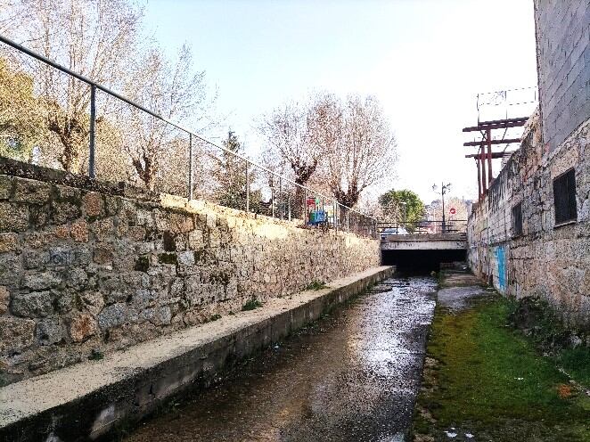 El arroyo Cortecero a su paso por el casco urbano de Manzanares El Real