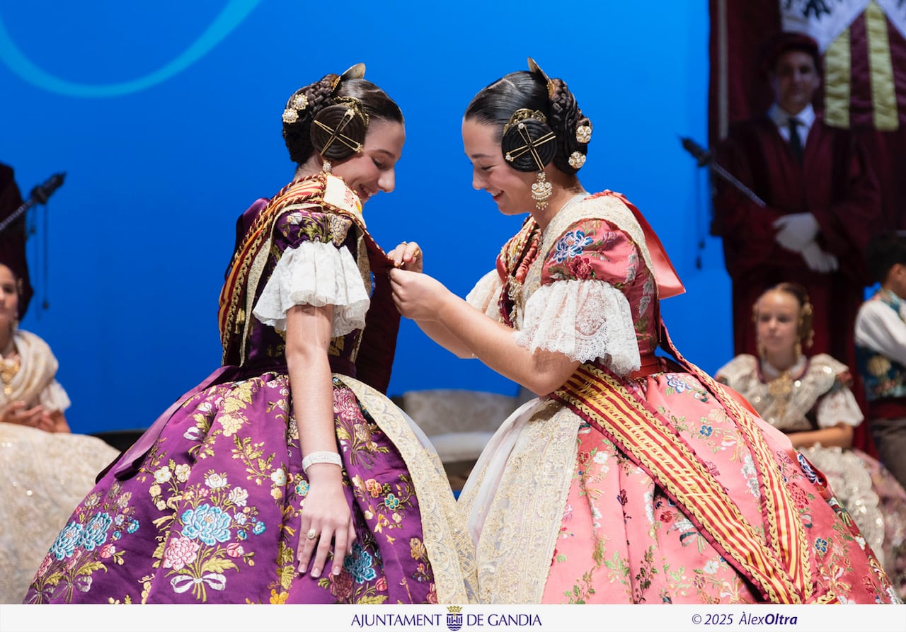 María Cremades imponiéndole la Joia a Triana Benavent.