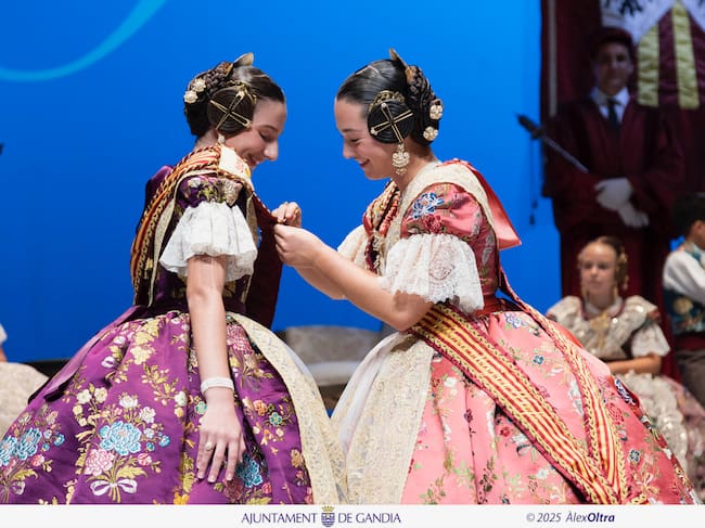 María Cremades imponiéndole la Joia a Triana Benavent.