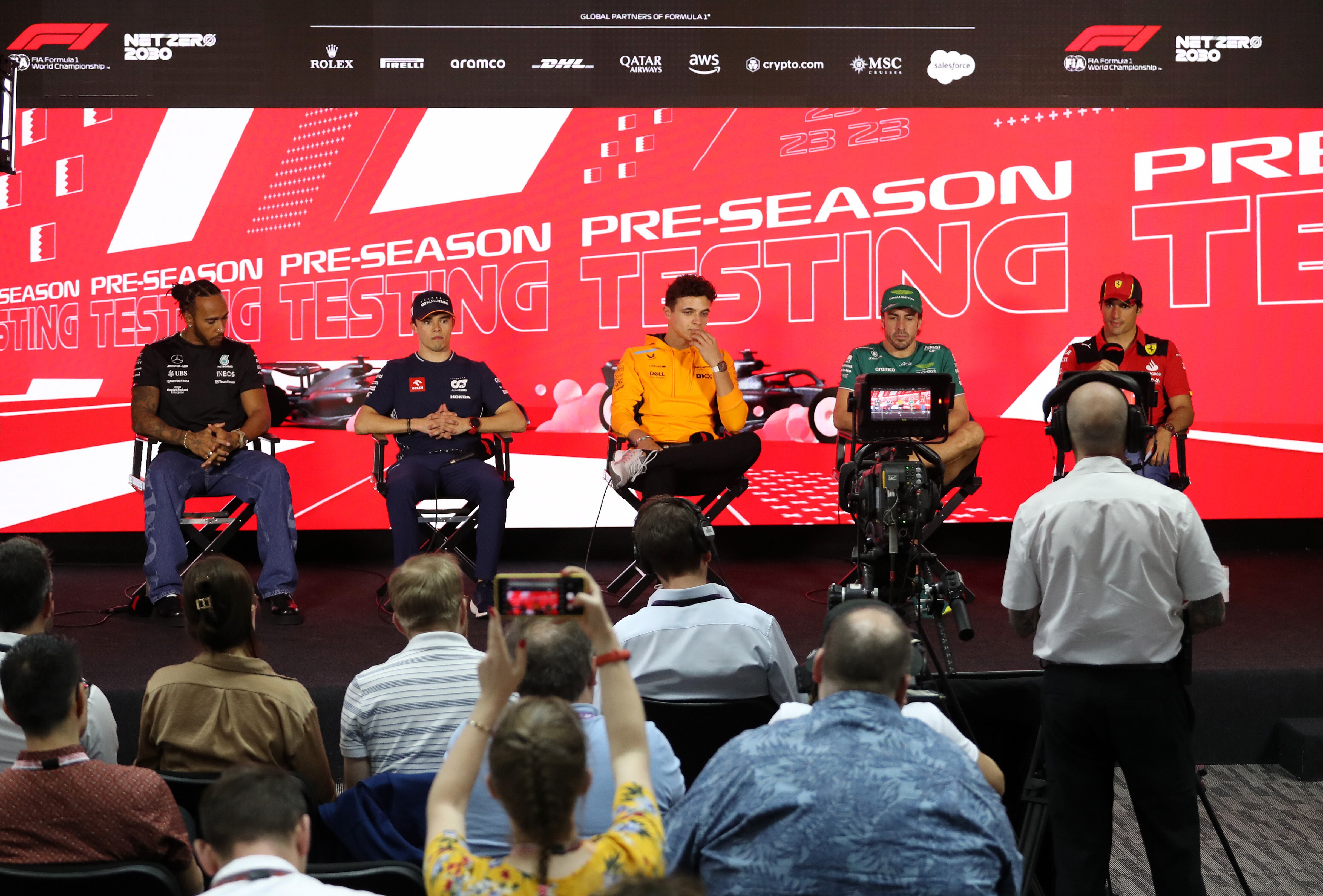 Lewis Hamilton, Nyck de Vries, Lando Norris, Fernando Alonso y Carlos Sainz, en una rueda de prensa de la Fórmula 1