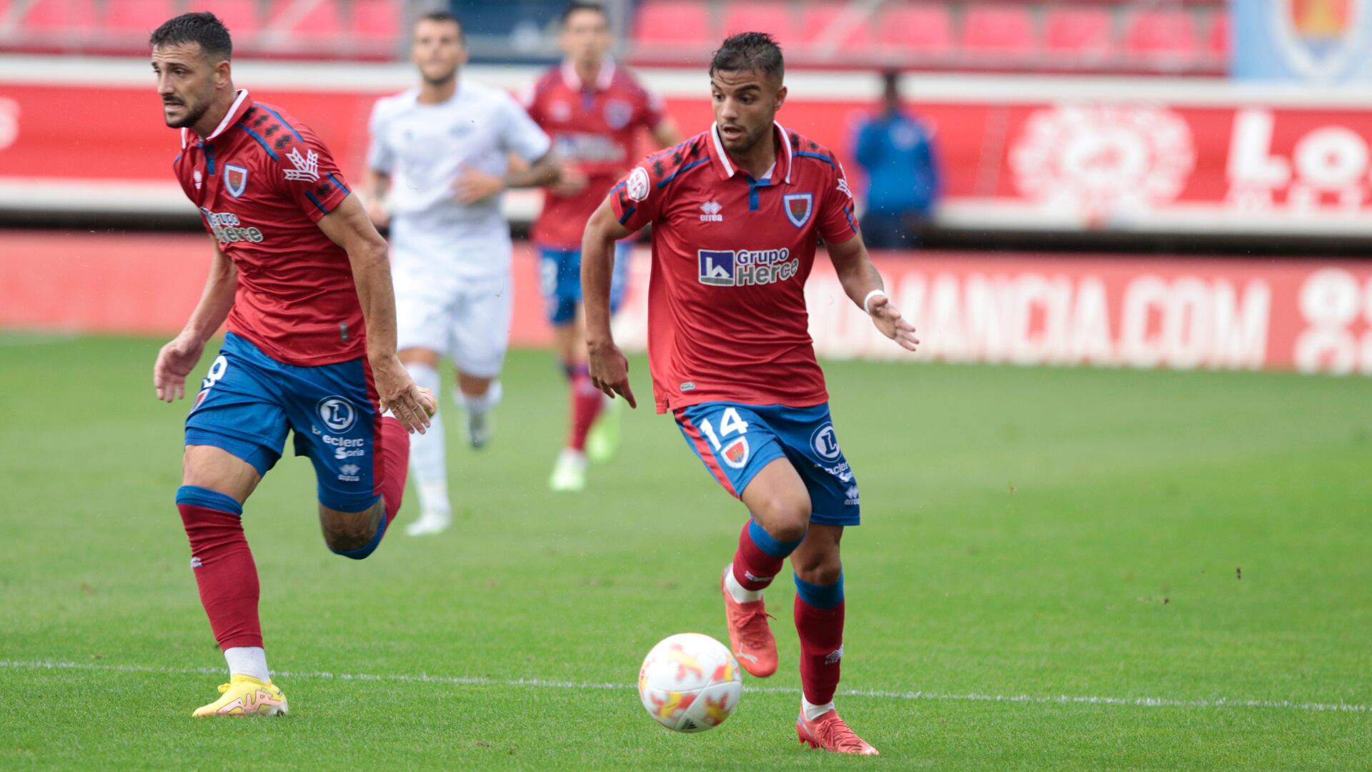 Rubén Mesa (9), junto a Moha (14), durante un partido de esta temporada en Los Pajaritos.