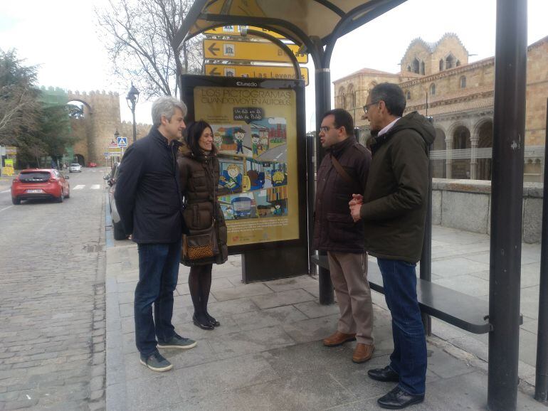 Gerardo Herrera, presidente de Autismo Ávila, Patricia Rodríguez, teniente alcalde de Acción Social, Israel Muñoz, técnico de Accesibilidad y Rubén Serrano, teniente alcalde de Movilidad Urbana