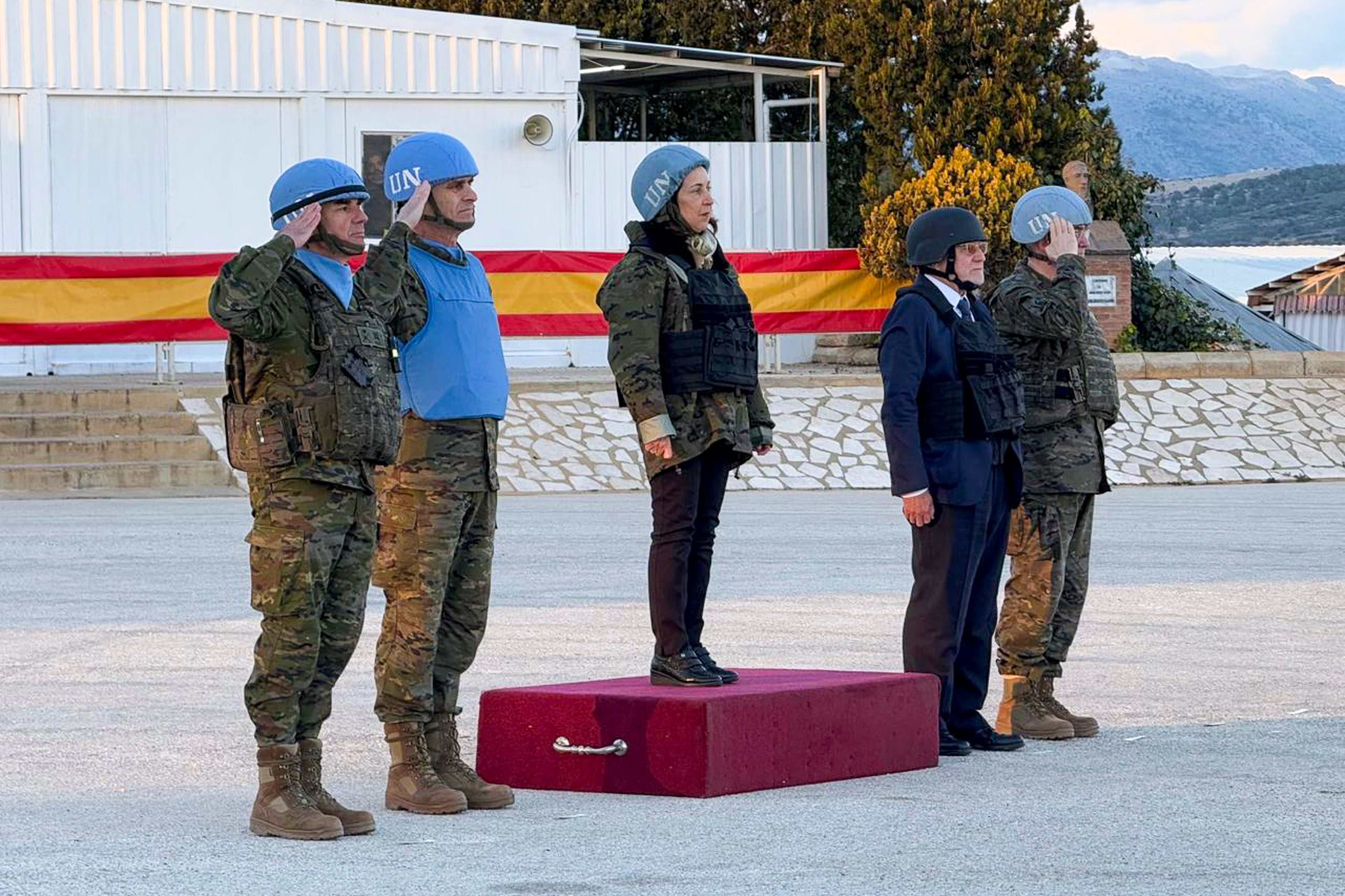 La ministra de Defensa, Margarita Robles en visita a los militares españoles desplegados en Líbano