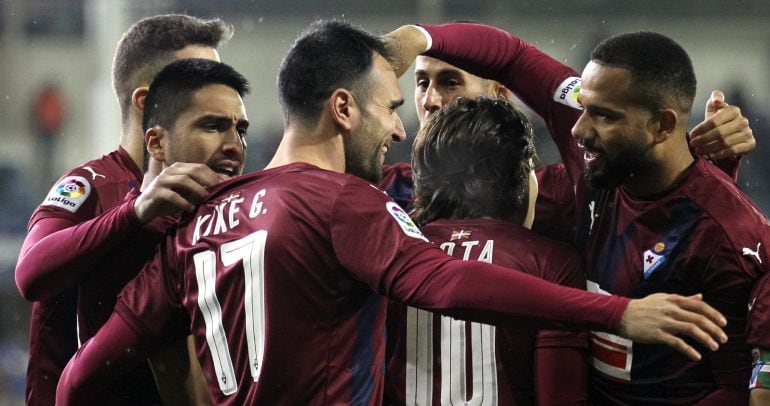 Los jugadores del Eibar celebran uno de los goles conseguidos contra el Sporting