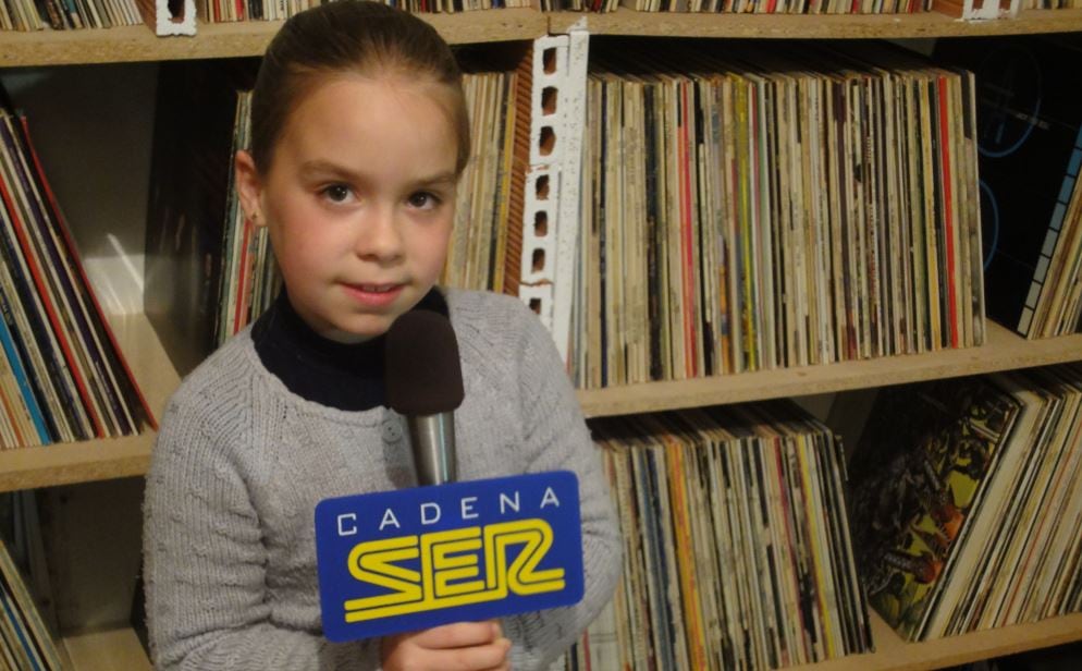 Lucía Crespo en la discoteca de Radio Serranía de Talayuelas (Cuenca) con un micrófono de la SER.