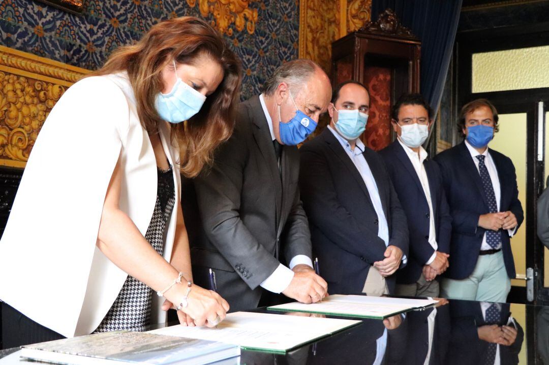 Responsables de la Junta y del Ayuntamiento de Algeciras, durante la firma del protocolo.