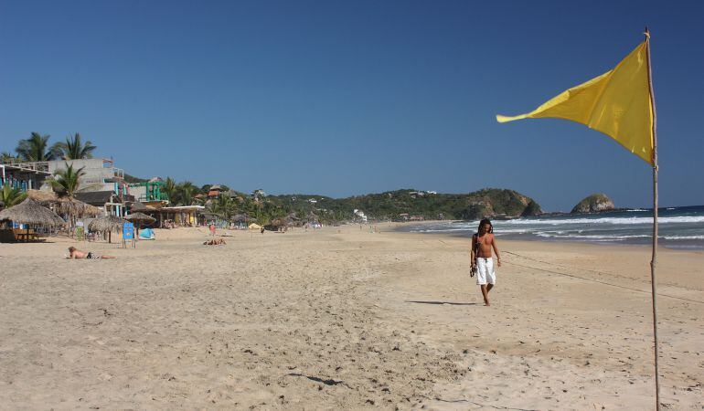 Imagen de archivo de una playa con bandera amarilla 