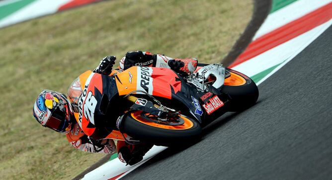 El piloto español Dani Pedrosa (Honda RC 213 V), acelera su moto durante los últimos entrenamientos libres del Gran Premio de Italia de MotoGP en el circuito italiano de Mugello, el sábado 14 de julio de 2012.