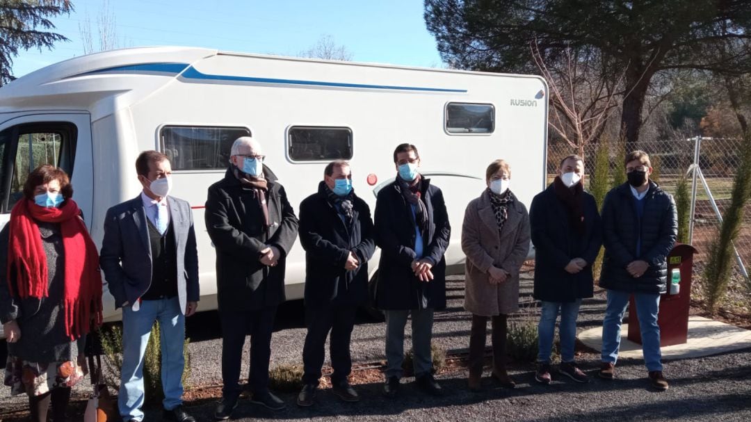 Autoridades posan durante la inauguración del área de aparcamiento de autocaravanas de Puertollano